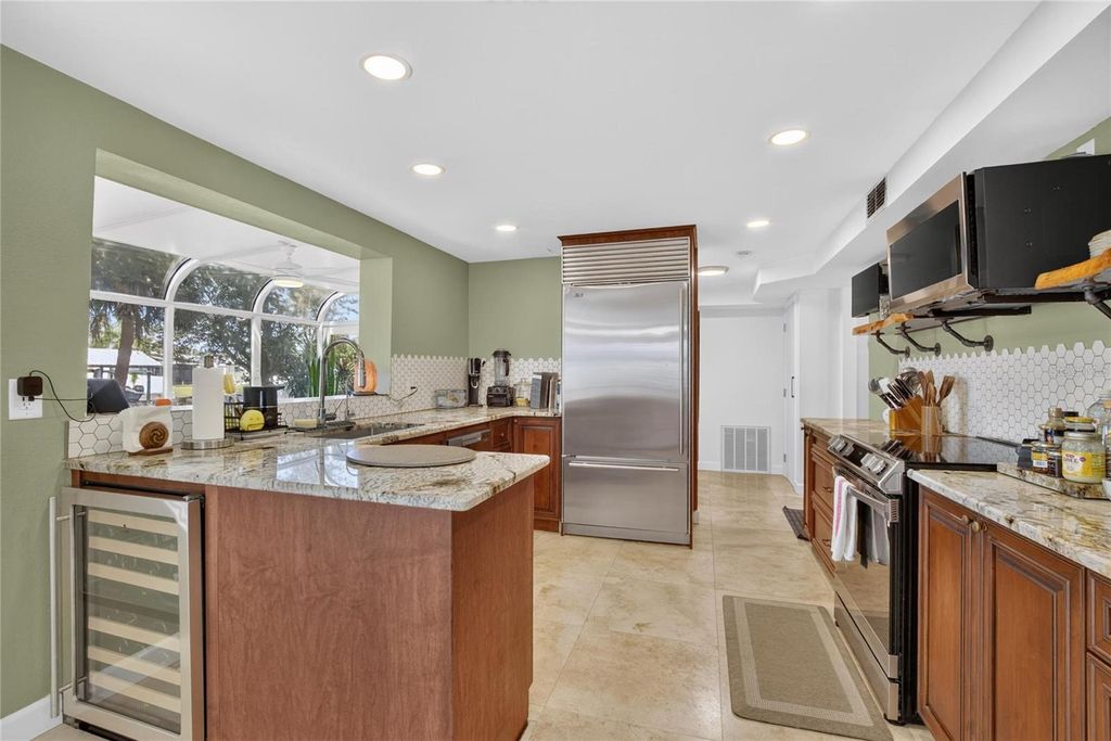 Image 18 of property listing at 10718 DRUMMOND RD, Tampa, FL 33615