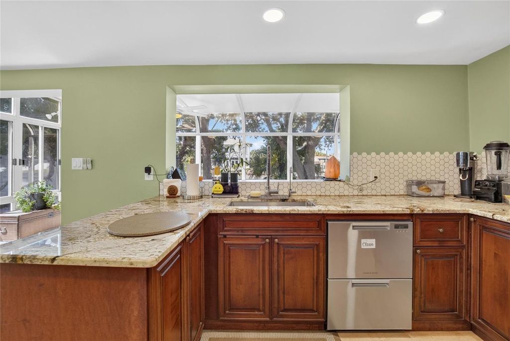 Image 20 of property listing at 10718 DRUMMOND RD, Tampa, FL 33615