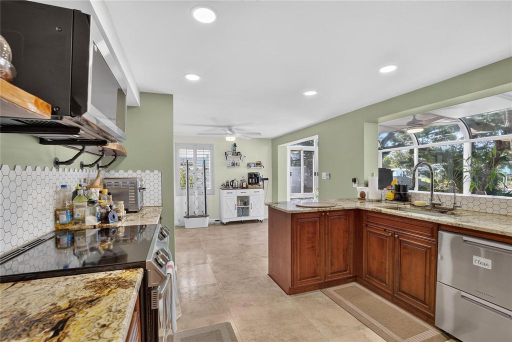 Image 21 of property listing at 10718 DRUMMOND RD, Tampa, FL 33615