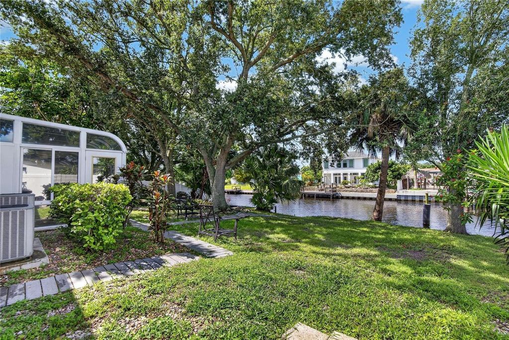 Image 4 of property listing at 10718 DRUMMOND RD, Tampa, FL 33615