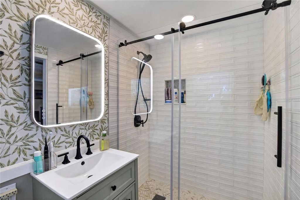 Image 31 of property listing at 10718 DRUMMOND RD, Tampa, FL 33615