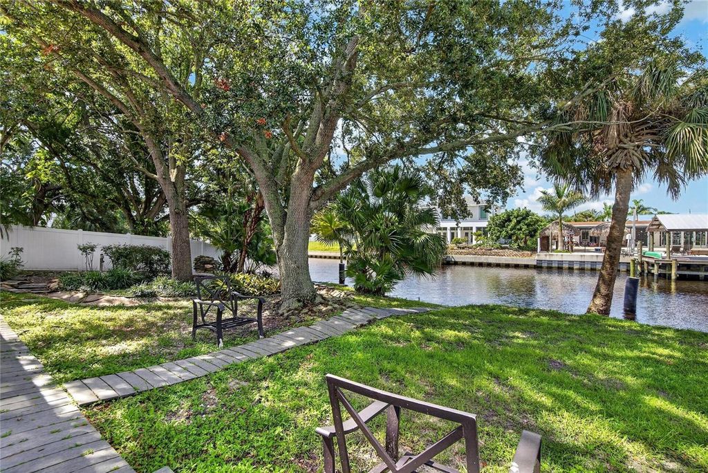Image 5 of property listing at 10718 DRUMMOND RD, Tampa, FL 33615