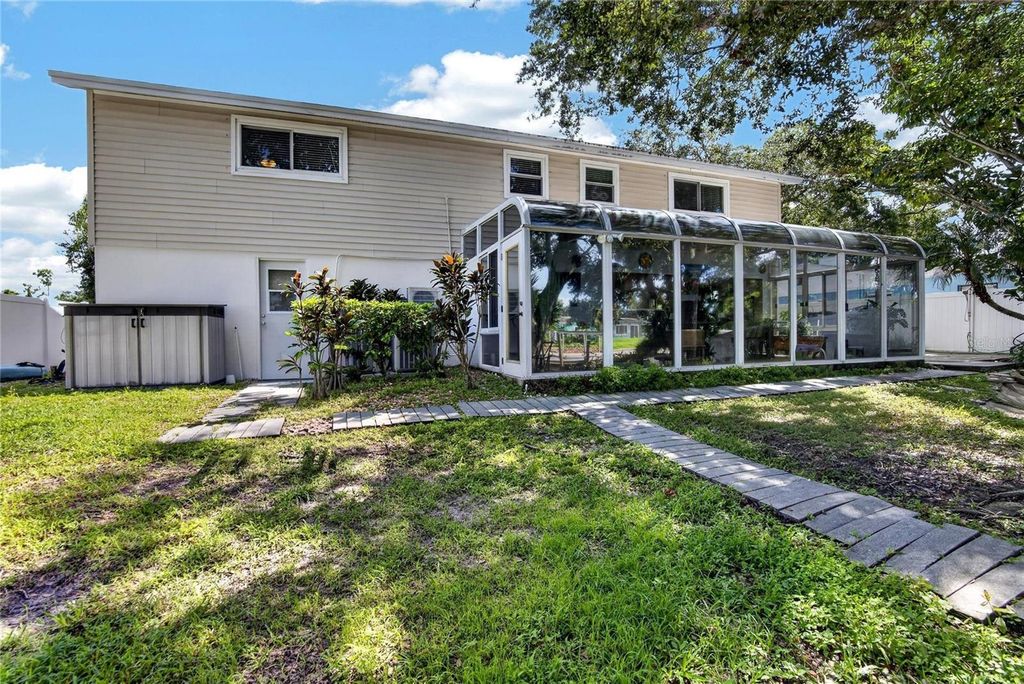 Image 8 of property listing at 10718 DRUMMOND RD, Tampa, FL 33615