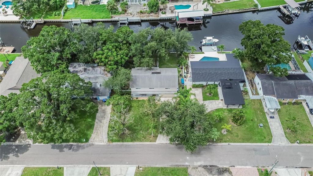 Image 9 of property listing at 10718 DRUMMOND RD, Tampa, FL 33615