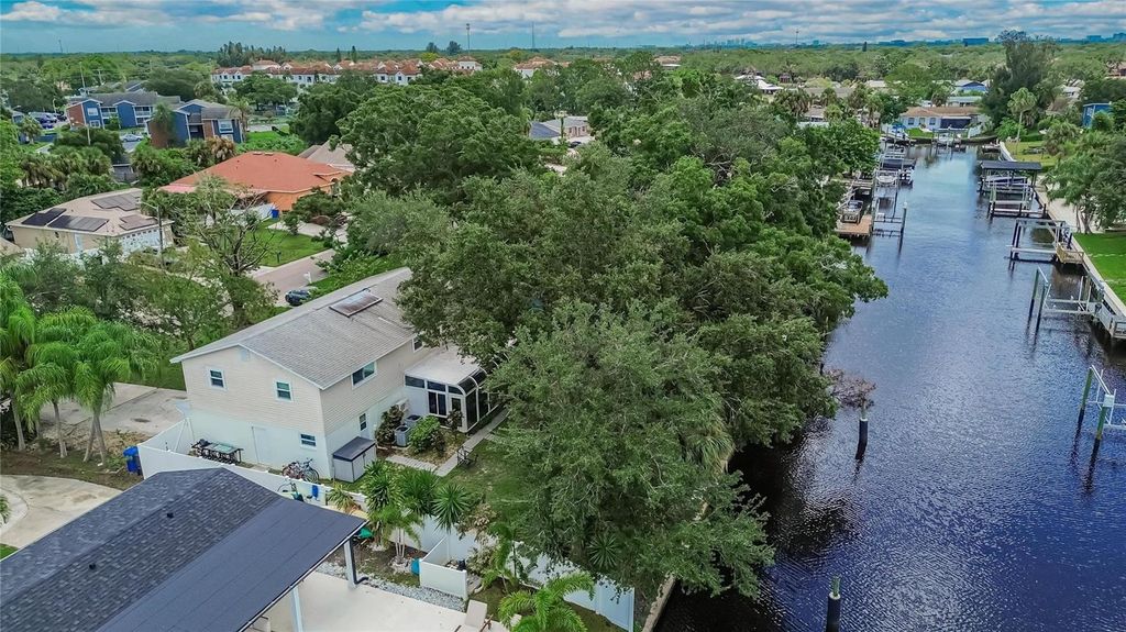Image 10 of property listing at 10718 DRUMMOND RD, Tampa, FL 33615