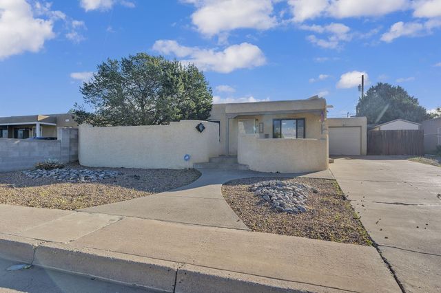 2430 Palomas Drive NE, Albuquerque, NM 87110
