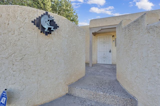 2430 Palomas Drive NE, Albuquerque, NM 87110