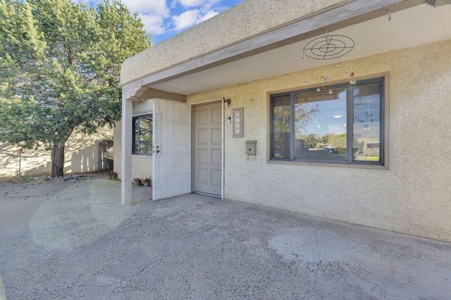 2430 Palomas Drive NE, Albuquerque, NM 87110