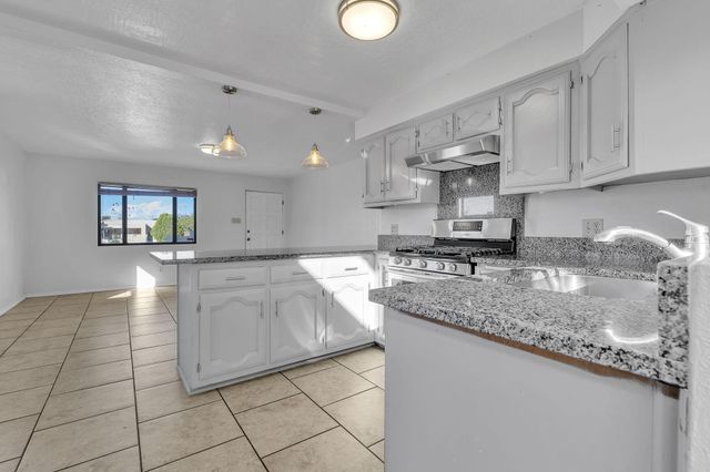 2430 Palomas Drive NE, Albuquerque, NM 87110