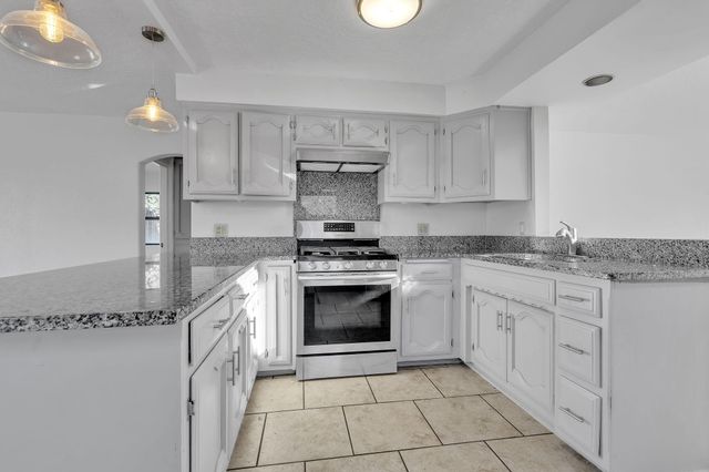 2430 Palomas Drive NE, Albuquerque, NM 87110