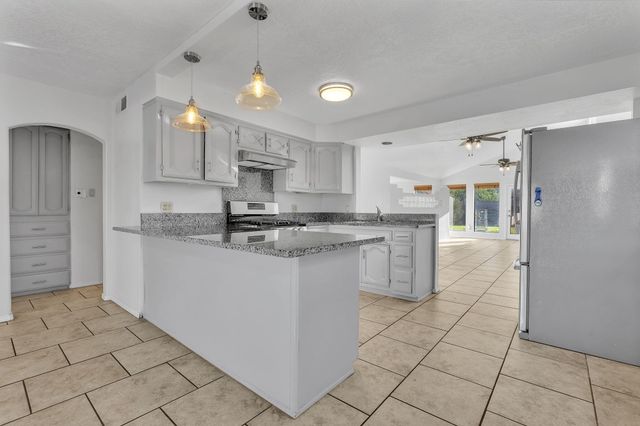 2430 Palomas Drive NE, Albuquerque, NM 87110