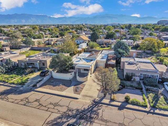 2430 Palomas Drive NE, Albuquerque, NM 87110