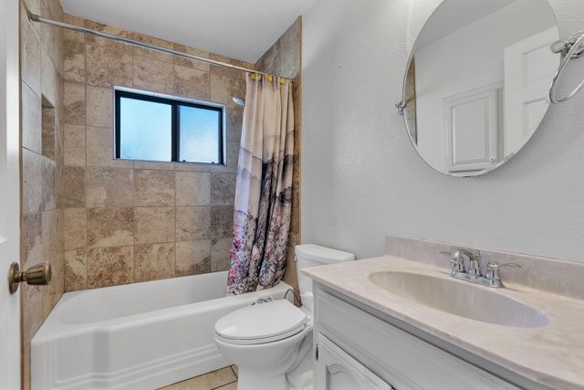 2430 Palomas Drive NE, Albuquerque, NM 87110