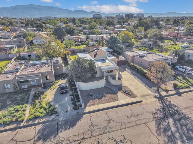 2430 Palomas Drive NE, Albuquerque, NM 87110