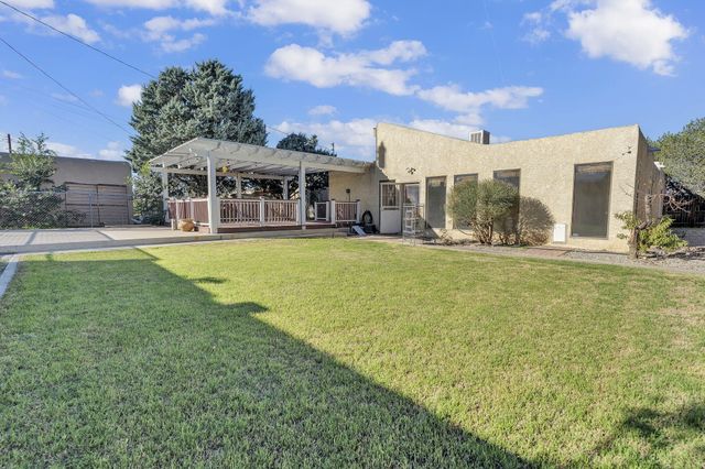 2430 Palomas Drive NE, Albuquerque, NM 87110