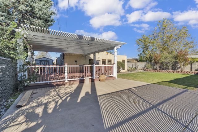 2430 Palomas Drive NE, Albuquerque, NM 87110