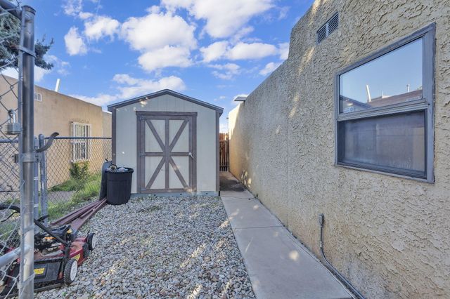 2430 Palomas Drive NE, Albuquerque, NM 87110