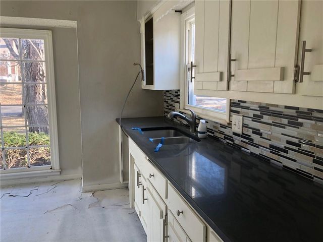 6012 Woodside Avenue, Kansas City, MO 64133