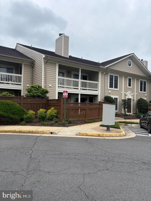 6051-B ESSEX HOUSE SQ, Alexandria, VA 22310