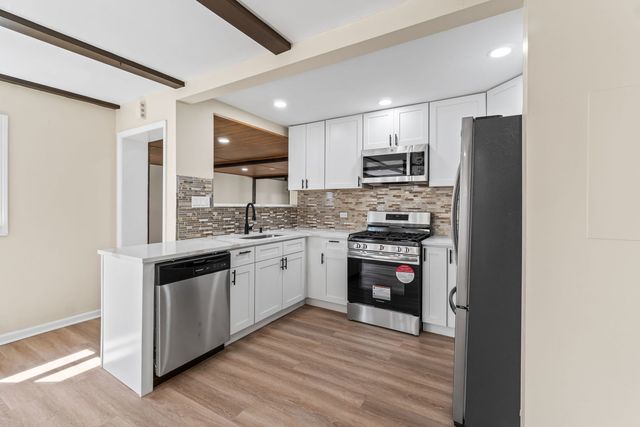 7730 Virginia Court, Willowbrook, IL 60527