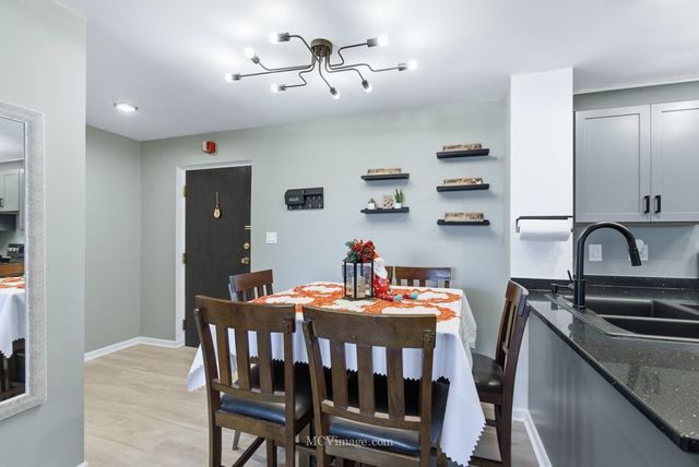 5400 Walnut Avenue 208, Downers Grove, IL 60515