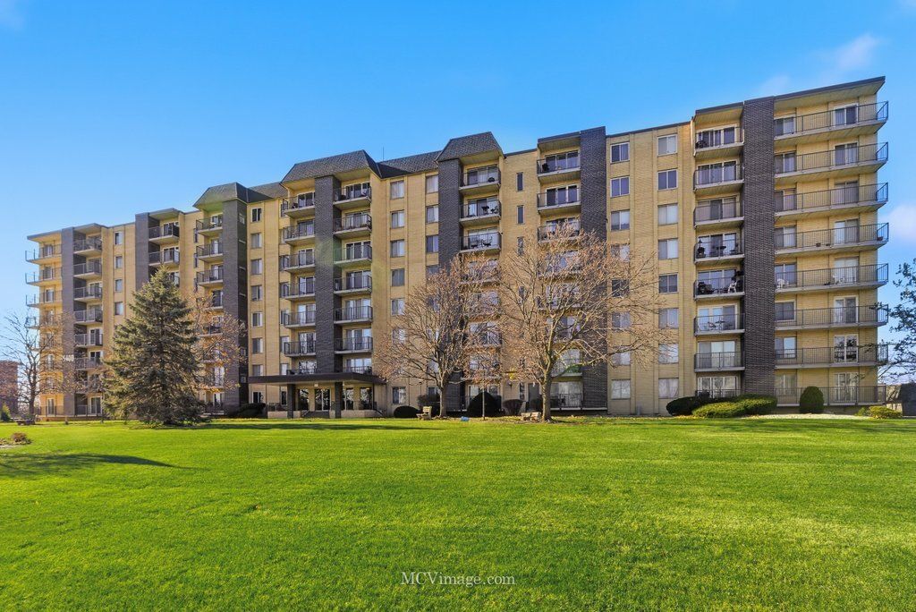 5400 Walnut Avenue 208, Downers Grove, IL 60515