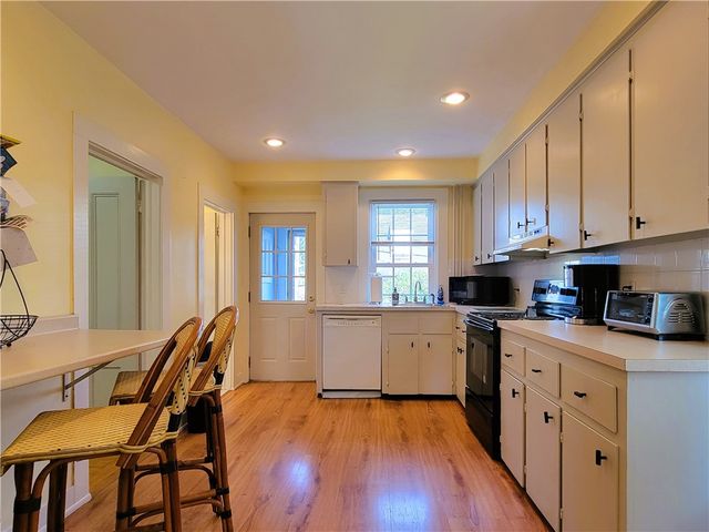 676 Thames Street, Newport, RI 02840