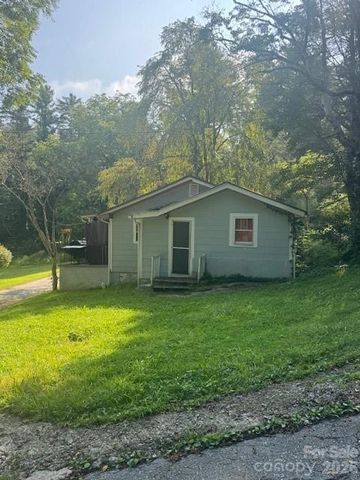 57 Twin Ponds Lane, Hendersonville, NC 28739