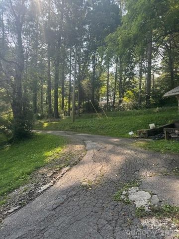 57 Twin Ponds Lane, Hendersonville, NC 28739