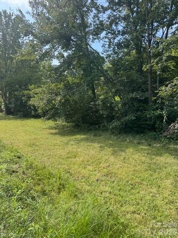 57 Twin Ponds Lane, Hendersonville, NC 28739