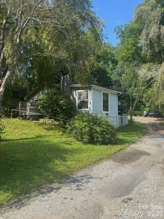 57 Twin Ponds Lane, Hendersonville, NC 28739
