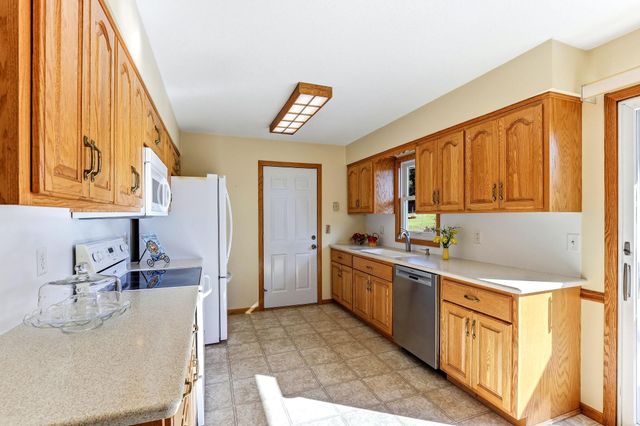 8419 Ivywood Avenue S, Cottage Grove, MN 55016