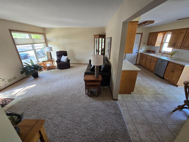 8419 Ivywood Avenue S, Cottage Grove, MN 55016