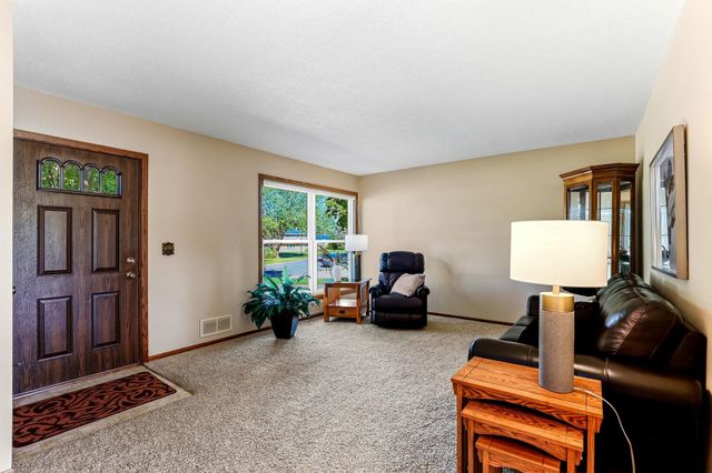 8419 Ivywood Avenue S, Cottage Grove, MN 55016
