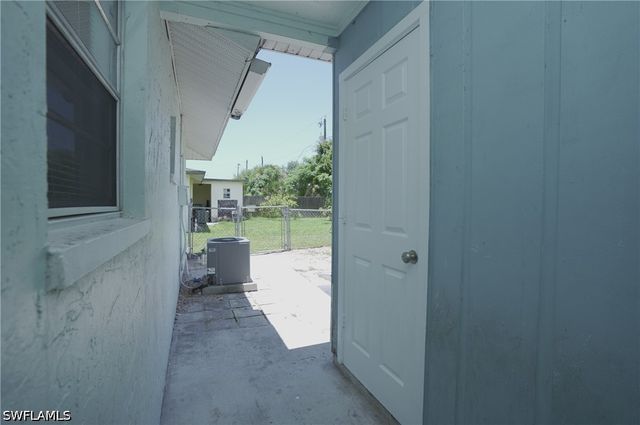 1195 S Alhambra CIR, Naples, FL 34103