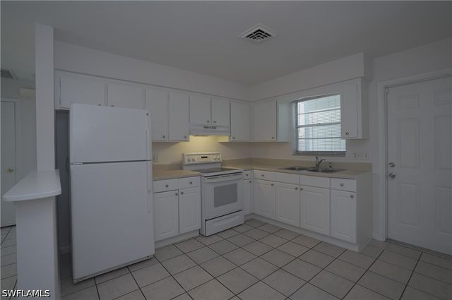 1195 S Alhambra CIR, Naples, FL 34103