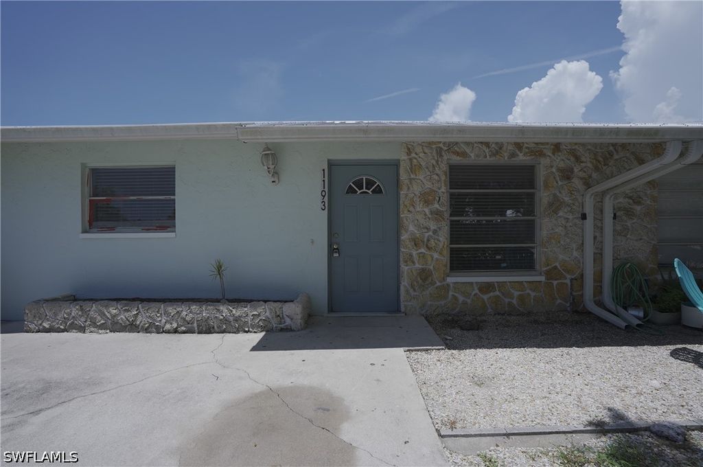 1195 S Alhambra CIR, Naples, FL 34103