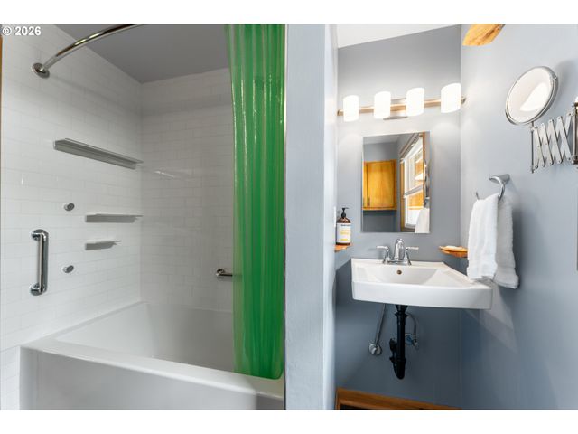 11120 Ne San Rafael St, Portland, OR 97220