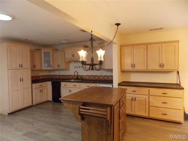 647 County Road 470, Poplar Bluff, MO 63901