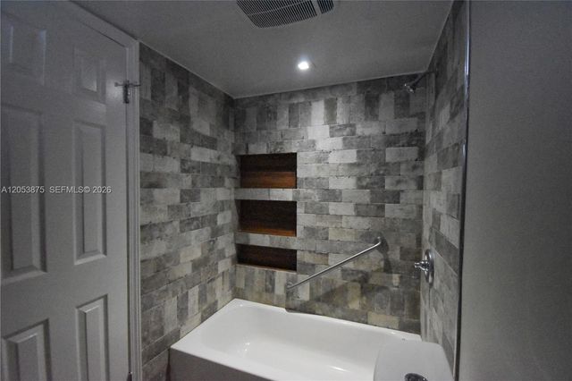 2291 NW 48th Terrace 214, Lauderhill, FL 33313