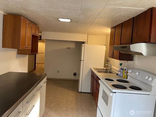 27 SW 102 Street, Seattle, WA 98146