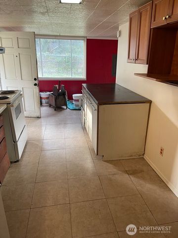 27 SW 102 Street, Seattle, WA 98146