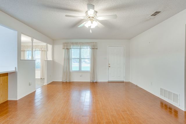 506 E Mcfarland Street, Grandview, TX 76050