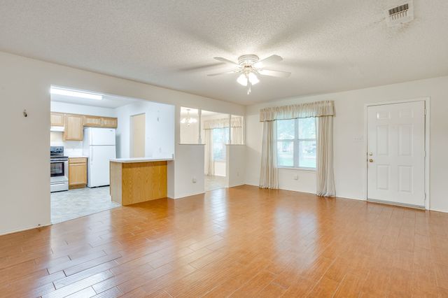 506 E Mcfarland Street, Grandview, TX 76050