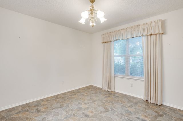 506 E Mcfarland Street, Grandview, TX 76050