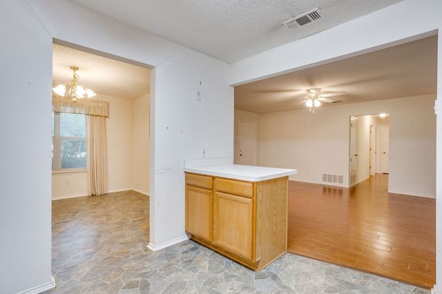 506 E Mcfarland Street, Grandview, TX 76050