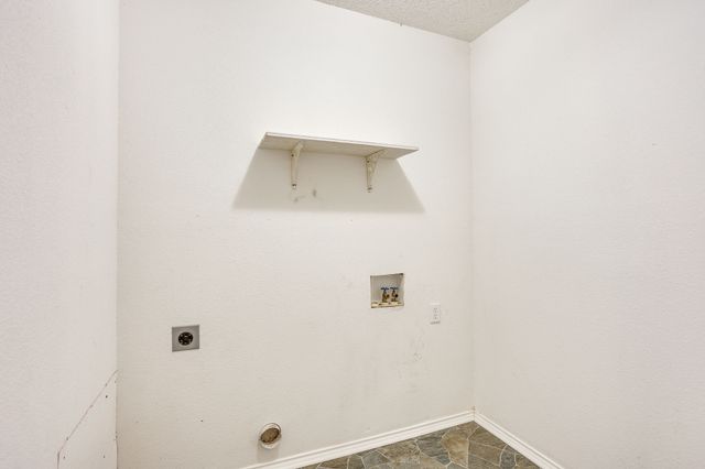 506 E Mcfarland Street, Grandview, TX 76050