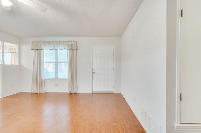 506 E Mcfarland Street, Grandview, TX 76050