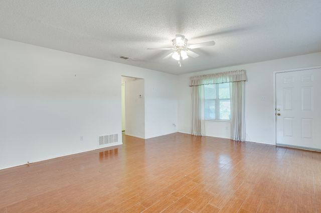 506 E Mcfarland Street, Grandview, TX 76050