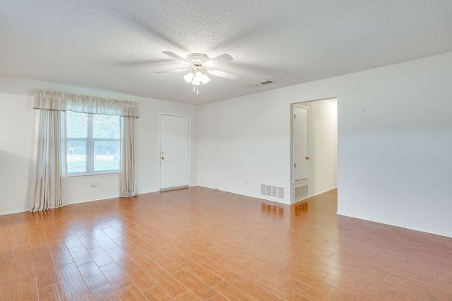 506 E Mcfarland Street, Grandview, TX 76050